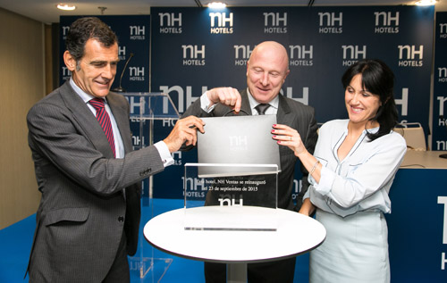 Carlos Chaguaceda, director general de Turismo de la Comunidad de Madrid; Hugo Rovira, director general de la Unidad de Negocio de NH Hotel Group en España y Portugal; y Mar de Miguel, directora general de Turismo de Madrid Destino.