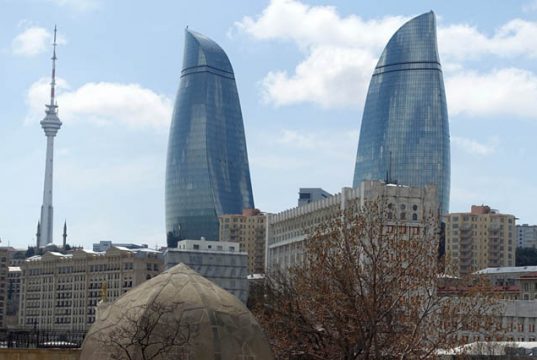 AZERBAIYÁN. Fuego en las venas Baku. Ciudad Vieja y Flame Towers