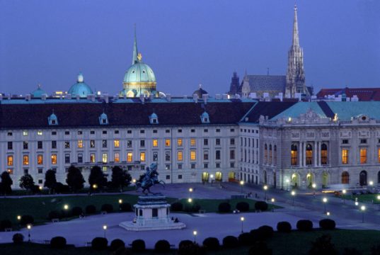 VIENA. Reuniones imperiales Palacio Imperial con vista al Museo de Historia Natural
