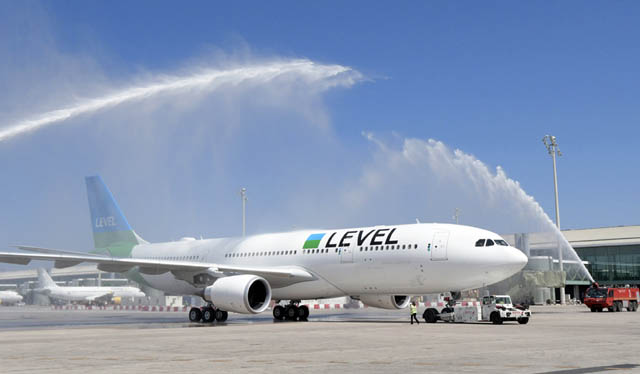 Algo se mueve en los cielos de Latinoamérica. A las aperturas de terminales, como en México o Costa Rica, y el proyecto de nuevos aeropuertos, se unen los acuerdos de cielos abiertos con el gran vecino del norte, incesantes aperturas de rutas e incluso el nacimiento de aerolíneas. En todo este firmamento de oportunidades destaca la lucha europea por cruzar el Atlántico en dos niveles, el de las compañías tradicionales y a bordo de las low cost, inmersas en una auténtica guerra abierta por captar rutas y clientes. TEXTO ÁLVARO MARTÍN FOTOS ARCHIVO Los cielos del Atlántico, testigos de excepción de proezas en los inicios de la aviación, se han convertido con el tiempo en un gran campo de batalla aérea. No estamos hablando de escuadrillas ni de aviones derribados cayendo en barrena, sino de un jugoso mercado en el que las grandes compañías están apostando fuerte, catapultadas por el incremento de viajeros, la mejora de las infraestructuras en el subcontinente sudamericano y la apertura de nuevas rutas. El boom alimenta el tráfico en las dos direcciones, dado que Latinoamérica está creciendo mucho como mercado emisor. El pasado año un total de 3,2 millones de viajeros de la región, especialmente de los «grandes» —México, Brasil y Argentina—, visitaron España, lo que supuso un crecimiento superior al 25 %. Las compañías españolas se juegan mucho desde sus hangares de Barajas y El Prat, pero también, en el otro lado, las latinoamericanas no se quedan atrás con los grandes hubs de Ciudad de México, São Paulo, Bogotá, Río de Janeiro o Panamá. Por supuesto, en esta batalla hay un claro vencedor: el cliente, que está pudiendo obtener precios y servicios hasta hace poco impensables. REVOLUCIÓN DE BAJO COSTE Las vueltas que da la vida. Paradójicamente, las compañías que están agitando el mercado son las low cost, que normalmente se centraban en corto o medio radio sin salir del territorio europeo. Norwegian Air, Level o Wow Air son nombres propios que han hecho posible volar al continente americano con precios francamente competitivos. Las veteranas del bajo coste tampoco han dejado pasar la oportunidad. Ejemplos de ello son el acuerdo firmado por Ryanair con Air Europa para dar el salto a las Américas o los de Easyjet con Westjet, pero sobre todo, la decidida apuesta de Norwegian. Sky Airline, Interjet, Viva Aerobus, Viva Colombia, Azul, Volaris… Latinoamérica vive también la expansión del fenómeno low cost —solo en 2017 surgieron varias más—, pero todavía sin salir del subcontinente. De ello se encargan las aerolíneas más consolidadas que, al albur del crecimiento económico de la región o de la mejora de la situación sociopolítica en determinadas regiones (por ejemplo, en Colombia con el tratado de paz con las FARC; el caso de Venezuela es todo lo contrario), han incrementado sus marañas de rutas hacia más allá del Atlántico. Son compañías como Aeroméxico, Copa, Latam, Avianca… Toda una referencia. BARCELONA Y MADRID A estas alturas no vamos a hablar de la privilegiada situación de España como base para unir Latinoamérica y Europa, y ahora Asia. La competencia entre Madrid y Barcelona es dura, máxime cuando el aeropuerto catalán va a recibir los fondos necesarios para crecer, en concreto con una nueva terminal satélite. El tráfico intercontinental del aeropuerto barcelonés ha crecido casi un 30 % en solo un trienio, con 7,2 millones de pasajeros, de los cuales más de 4 usaron Barcelona como interconexión. Y va a seguir apostando por ello, Latinoamérica incluida, por supuesto: entre los cinco grandes objetivos para los dos próximos años se encuentran Ciudad de México y Chile. El Prat fue el aeropuerto que más rutas intercontinentales inauguró el pasado año, un total de 16 conexiones a 14 destinos. Entre ellos están La Habana, Punta Cana, Buenos Aires y varios en EE UU, como Chicago, Los Ángeles, Nueva York, Florida y San Francisco. No es casualidad que sea uno de los hubs de la nueva aerolínea Level, claramente orientada a los vuelos transatlánticos. Todas las instituciones, desde el Ayuntamiento de Barcelona hasta el Ministerio de Fomento —a pesar la tensa situación política— se han conjurado para seguir creciendo en el ámbito intercontinental. En el punto de mira, los 50 millones de pasajeros anuales que está a punto de alcanzar el aeropuerto catalán. Por su parte, Aena quiere también que el aeropuerto madrileño se convierta en el principal nexo de unión entre Asia y Latinoamérica. Iberia ha sido, desde hace años, el principal operador del corredor del Atlántico Sur, con años de la «tranquilidad» garantizada por la hegemonía. Pero eso ya pasó. La apuesta por el puente atlántico de compañías europeas, como Air Europa o KLM-Air France, y americanas, como Latam y Avianca, sumado a la llegada de las low cost de largo radio han cambiado radicalmente el tablero de juego. Por esta razón Iberia ha redoblado sus esfuerzos. Los dos aeropuertos españoles son vitales como emisores, pero también como cabezas de puente para las aerolíneas asiáticas (más concretamente del golfo Pérsico), que están librando una gran batalla con las norteamericanas. Una muestra es Emirates. La dubaití ofrece ya cuatro destinos en Latinoamérica: Argentina, Brasil, Colombia y Chile. La ferocidad de la lucha la ha dejado de manifiesto el conflicto por la ruta entre Barcelona y Ciudad de México, que enfrenta a Emirates con Aeroméxico. De momento, esta última ha renunciado poner en marcha el vuelo que tenía previsto a partir de noviembre, pero va a emprender medidas legales tras la autorización recibida por la primera, al entender que ejerce una competencia «inequitativa». LOS PROTAGONISTAS Los cielos atlánticos y los distintos mercados regionales, están en plena ebullición, como ponen de manifiesto las incesantes novedades: Iberia quiere «atacar» este año todo el continente americano. Para empezar, ha reforzado su apuesta por Estados Unidos, con vuelos a Boston, Chicago, Los Ángeles, Miami, Nueva York y San Francisco. En total, en 2018 ofrecerá 1,45 millones de billetes a territorio estadounidense. Y en lo que respecta a Latinoamérica, ha estrenado nuevas rutas, como Nicaragua, y ha incrementado de forma muy importante su oferta a México, Chile, Puerto Rico, Guatemala, Colombia, Argentina y Brasil. Air Europa es el otro gran player español por su apuesta por América en todos los sentidos: en equipamiento, con su oferta del modernísimo Dreamliner en varias de sus rutas al Nuevo Mundo; en alianzas, por ejemplo su acuerdo con Ryanair, que permite a los clientes de la low cost irlandesa acceder a los vuelos de la española a América; y con nuevos productos, como su ruta a Ecuador Madrid-Quito-Guayaquil-Madrid, o a Paraguay y Argentina con la ruta Madrid-Asunción-Córdoba. Tampoco hay que olvidar su decidida apuesta por Brasil: la compañía concentra el 7 % del tráfico entre Europa y este país. Norwegian Air, que acredita ya varias décadas de historia, ha revolucionado el sector aéreo con su apuesta por los vuelos intercontinentales low cost. A sus conexiones directas desde España a Estados Unidos, iniciadas en 2017, se unen las operadas desde Reino Unido e Irlanda, por ejemplo, con vuelos a aeropuertos secundarios. Pero también crece al otro lado del Atlántico con Norwegian Air Argentina que, por ejemplo, unirá Barcelona con Buenos Aires y Madrid con Córdoba. Opera con el nuevo Boeing 737 MAX y, entre sus principales atractivos, ofrece wi-fi gratuito a bordo. Level es la propuesta de IAG para competir con Norwegian y el resto de operadores transoceánicos, una compañía de bajo coste que apuesta, desde Barcelona y París (Orly), por unir Europa con el continente americano aprovechando las sinergias con el grupo hispano-británico. De hecho, es operada por tripulación de Iberia, y genera y admite avios, los puntos de su programa de fidelidad. Entre sus principales proyectos está la creación de nuevas rutas y bases en suelo europeo. Latam ha seguido una progresión imparable en los últimos 20 años, en los que ha pasado de 3 a 68 millones de pasajeros, de 38 a 140 destinos y de 40 a 307 aviones. Sus planes no se detienen, pues tiene previsto inaugurar en 2018 un total de 21 rutas tras abrir 13 el año pasado. Actualmente opera vuelos nacionales en Argentina, Brasil, Chile, Colombia, Ecuador y Perú, además de los vuelos intercontinentales. Los reconocimientos se acumulan: ha ganado cuatro años consecutivos el premio «Mejor Aerolínea de Sudamérica» de los World Travel Awards. Avianca transportó casi 30 millones de pasajeros en 2017 bajo sus distintas marcas. La mejor aerolínea de Sudamérica en 2017 según Skytrax tiene una flota de 189 aviones que dan servicio a 108 destinos de 26 países de los continentes americano y europeo. Para ello opera una media de 750 vuelos diarios. Sus centros de operaciones son Bogotá, San Salvador y Lima. El crecimiento experimentado en Colombia está repercutiendo en esta aerolínea en franco crecimiento. Aeroméxico anunció a principios de año un incremento de sus frecuencias a Madrid y Londres y la apertura de una ruta a Ámsterdam, tres destinos que, junto con París, conforman el póker de propuestas europeas de la aerolínea mexicana. A esto habría que añadir Barcelona, si se resuelve el conflicto con Emirates. La aerolínea opera diariamente 600 vuelos a 80 ciudades de México (44), Latinoamérica (15), Estados Unidos (23), Canadá (4), Europa (4) y Asia (3). Wamos, aerolínea de origen español, también crece. La antigua Pullmantur Air, ahora integrada en Wamos Group, ha pasado de programar vuelos chárter, mayoritariamente, a contar con rutas regulares a países como México, República Dominicana, Cuba o Colombia, especialmente a aeropuertos ubicados en zonas turísticas. Lo hace desde Madrid, Tenerife y Gran Canaria y da servicio a los cruceros de la compañía Pullmantur. Plus Ultra, compañía española, ha anunciado recientemente la apertura de vuelos a Caracas desde Madrid, al que se unirá la ruta hasta Tenerife y otros sin especificar todavía. Este destino se añade al vuelo de Lima. Atrás quedan su operativa a las ciudades de Santo Domingo, La Habana y, más recientemente, Santiago de Chile. NUEVAS TERMINALES Las instalaciones aeroportuarias son vitales para soportar el incremento de actividad, la llegada de nuevos operadores y la apertura de nuevas rutas. Los últimos meses ha habido sonadas inauguraciones de terminales destinadas a dar servicios a millones de pasajeros, especialmente en México. En noviembre de 2017 comenzaba a operar la terminal 2 del Aeropuerto Internacional Benito Juárez, en Ciudad de México, que le permite pasar de 24 millones de pasajeros anuales a 34 millones. Y no hay que olvidar que a 15 km de la capital ya se está construyendo el nuevo aeropuerto internacional. Pero no es el único gran proyecto mexicano que ha visto la luz recientemente. El pasado mes de abril, el presidente Peña Nieto inauguraba otra terminal del Aeropuerto Internacional de Acapulco que, con una inversión de 600 millones de pesos, tiene capacidad para 1,3 millones de pasajeros anuales. Este vital destino turístico necesitaba ya la ampliación de su infraestructura aeroportuaria. Otro país inmerso en cambios en esta área es Costa Rica. El pasado mes de mayo abrió una nueva terminal en su aeropuerto de San José, que ha crecido considerablemente en capacidad. Además, hay otros dos aeropuertos en proyecto: en Ciudad Quesada, al norte, y en Orotina, en el extremo suroeste. Panamá es otro país que cuenta con una nueva terminal, desde finales de 2017, en su aeropuerto de Tocumen, lo que le permitirá duplicar su capacidad. Entre otras inauguraciones, algo más lejanas, pero igualmente importantes por su servicio al mercado turístico, destaca la de la nueva terminal del aeropuerto internacional de Punta Cana. No se puede pasar por alto que recibe el 60 % de los viajeros que acuden a República Dominicana. De cara al futuro, no hay que olvidar que a los proyectos mexicanos y costarricenses se unen las aperturas de nuevos aeropuertos en Lima o Santiago de Chile, por ejemplo. PRINCIPIOS… Y FINALES En marzo de 2017 vio la luz Level, la nueva compañía low cost de IAG, el consorcio formado por Iberia, British Airways, Aer Lingus y Vueling. Con hubs en El Prat y París Orly, protagoniza junto con Norwegian y alguna más, la guerra del bajo coste por el largo radio. Desde la capital catalana vuela a Boston, Buenos Aires, San Francisco (Oakland) y Los Ángeles, mientras que desde París acerca Nueva York, Montreal, Guadalupe y Martinica. Cierto es que no todo son buenas noticias, porque en marzo suspendió la ruta a Punta Cana. En Latinoamérica no se quedan atrás y el año pasado surgieron nuevas compañías, como Flycana (República Dominicana), JetSmart (Chile), Norwegian Air Argentina, Viva Air Panamá, Azul Uruguay —que ya están operando—, y otras ya constituidas como Lasa, Polar Líneas Aéreas, Latin American Airlines o Gran Colombia de Aviación, entre otras. Por el contrario, tras 22 años de actividad, la aerolínea venezolana Santa Bárbara cesó su actividad el pasado mes de abril. La situación del país no es la idónea para el normal funcionamiento del sector aéreo. Como ha quedado de manifiesto, el sector aéreo vive un momento dulce en Latinoamérica, marcado por el volumen de negocio, las novedades y el desarrollo de infraestructuras, sobre todo en el segmento transoceánico. Pero no hay que olvidar a Norteamérica. Solo dos ejemplos. En primer lugar, después de muchas vicisitudes, ya está vigente el acuerdo de cielos abiertos entre Estados Unidos y Brasil, que favorece, por ejemplo, a la joint venture de American Airlines y Latam. Además, American Airlines ha inaugurado nuevas rutas a México, Colombia, Argentina y Guyana. Y en segundo lugar, Delta Airlines ofrece este año más vuelos intercontinentales que nunca, un 200 % más que en 2017… Pero esa es otra historia. DESGLOSADO LOS GRANDES AEROPUERTOS A la hora de conectar los países latinoamericanos entre sí, con Estados Unidos y Canadá, así como con el otro lado del Atlántico, la zona tiene cinco grandes referentes en lo que a infraestructuras aeroportuarias respecta. Así queda refrendado en el OAG Megahubs International Index 2017, un completo estudio que, más que fijarse en los millones de pasajeros que pasan por sus pasillos, pone el foco de atención en el nivel de conectividad, esto es, en el número de destinos a los que permiten volar y el número de aerolíneas que aterrizan y despegan en sus pistas. El resultado es un listado con los 50 megahubs mundiales. Según la última edición de este estudio, cinco de ellos son latinoamericanos: Ciudad de México, el 21.º del ranking mundial; El Dorado, en Bogotá (Colombia), en el puesto 41.º; São Paulo-Guarulhos (Brasil), en el 42.º; Luis Muñoz Marín, en San Juan de Puerto Rico, en el 46.º; y Tocumen (Panamá), en el 47.º. Además, el informe de OAG establece un ranking específico de megahubs del apartado low cost. De los 25 más importantes del mundo, dos son latinoamericanos: el de San Juan de Puerto Rico (19.º) y de São Paulo (23.º). DESGLOSADO DOS COLOSOS DEL AIRE Los cielos del Atlántico y de Latinoamérica tienen dos protagonistas aeronáuticos desde el punto de vista tecnológico: el Boeing 787 Dreamliner y Boeing 737 MAX. Las dos aeronaves del fabricante norteamericano suponen el máximo exponente del desarrollo tecnológico y la orientación hacia el cliente, especialmente diseñados para vuelos de largo radio. El Dreamliner es una gran apuesta de Air Europa, hasta el punto de que en 2016 se convirtió en la primera aerolínea española en contar con este modelo. Su previsión es contar con un total de 26 aparatos en el año 2022 tras sucesivas renovaciones de flota. Es el modelo escogido para potenciar las conexiones entre Europa y América. Sus clientes ya pueden disfrutarlos en sus rutas a Miami, Bogotá, Santo Domingo, Buenos Aires, La Habana y São Paulo. Fuera del mercado americano, también a Tel Aviv. Entres sus principales atributos, ahorra un 20 % frente a otros modelos, además de generar menos emisiones de CO2. Su huella acústica es un 60 % inferior y la presurización aporta un mayor confort. Por su parte, el Boeing 737 MAX-8 es una evolución del Boeing 737 MAX, nacido para acompañar al Dreamliner, aunque finalmente se retrasó su lanzamiento a 2017. En el mercado latinoamericano, Aerolíneas Argentinas fue la primera en adquirirlo, seguida de Aeroméxico, Gol y Copa. Se trata de un modelo que aumenta su autonomía, a la vez que reduce el consumo de combustible en un 16 % en comparación con modelos similares. La oferta de algunas aerolíneas combina ambos modelos, como Air Europa o Aeroméxico, que cuenta con el Dreamliner para sus destinos de largo alcance de Europa, Asia y algunos de Latinoamérica y Norteamérica, y con el MAX-8 para sus vuelos de corto y medio alcance.