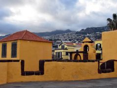 MADEIRA. Caprichos de la naturaleza Forte Sao Tiago con Funchal al fondo Madeira