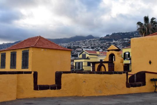 MADEIRA. Caprichos de la naturaleza Forte Sao Tiago con Funchal al fondo Madeira