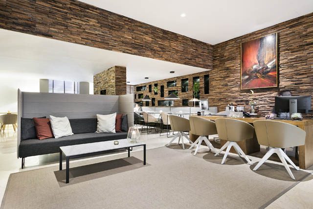 7 MeliaMadridPrincesa-The_Level_Front_Desk