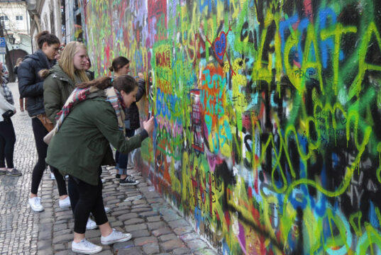 PRAGA. El arte de la seducción Muro Lennon