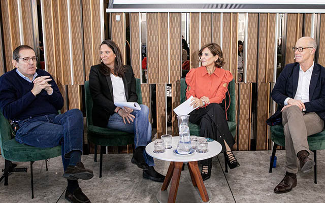 De izquierda a derecha: Juan Draper, director de Estrategia y Consultoría de MKTG Spain, Coro Ramos, directora de Marketing de la Organización Interprofesional del Vino de España (OIVE), Silvia Serrano, directora ejecutiva de AEVEA, y César González, presidente de AEVEA.