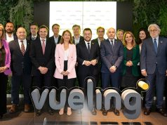 Asistentes a la inauguración de la nueva sede de Vueling