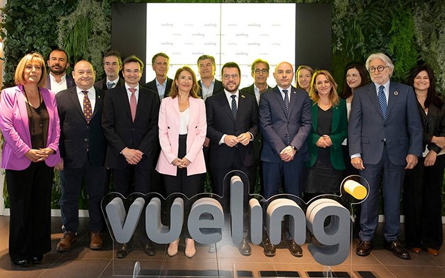 Asistentes a la inauguración de la nueva sede de Vueling