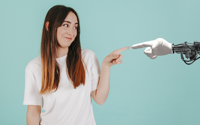chica con robot