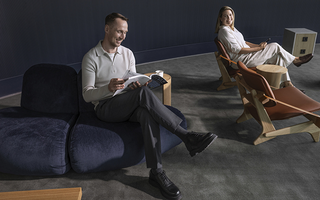 Finnair_Schengen_Lounge_Platinum_Corner_woman_man_sitting_2 (2) Finnair_Schengen_Lounge_Platinum_Corner_woman_man_sitting_2 (2)