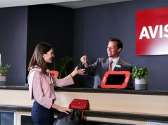 Avis lanza servicios centrados en tecnología (BEEP) y fidelización (Avis Preferred Drive) Avis_a woman handing a key to a man at a hotel reception