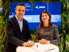 American Express renueva su acuerdo con Aena para ofrecer Fast Track y Fast Lane Fitur 2025_firma AMEX_María José Cuenda