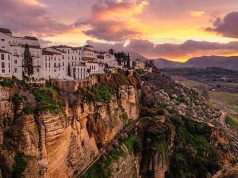 RONDA. Embrujo en la serranía Ronda, casas colgantes